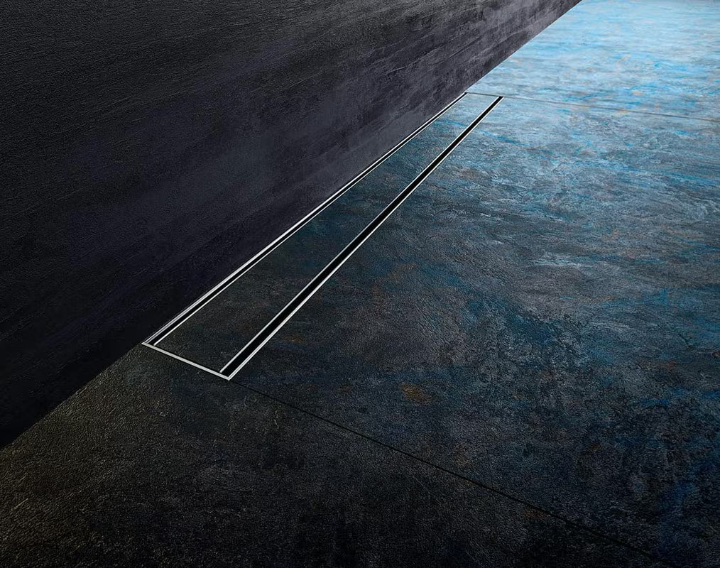 Nierdzewny odpływ liniowy Alca APZ23 o długości 85 cm pro do montażu w podłodze w kabinie prysznicowej.