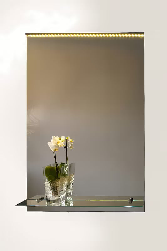 Prostokątne ścienne lustro Amirro Orion 50x70 cm z Oświetleniem led i półką, orientacja pionowa.