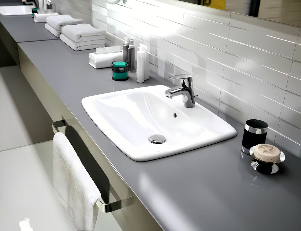 Biała ceramiczna umywalka wpuszczana w blat Geberit Selnova Square 55x45 cm z przelewem i otworem na baterię pro