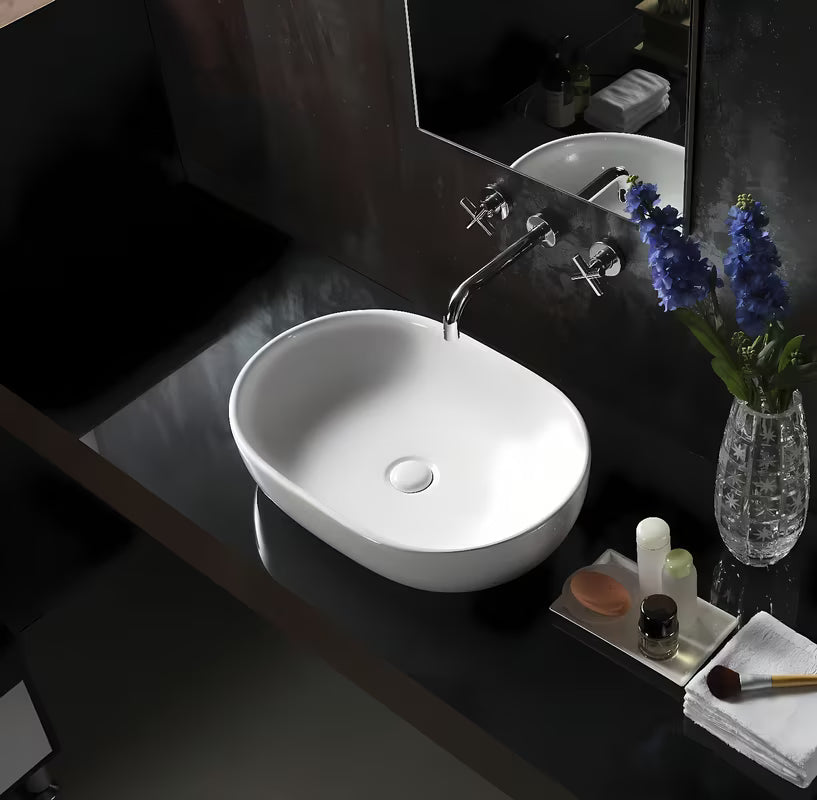 Biała ceramiczna umywalka nablatowa Glacera Vallone 59 x 41 cm bez przelewu.