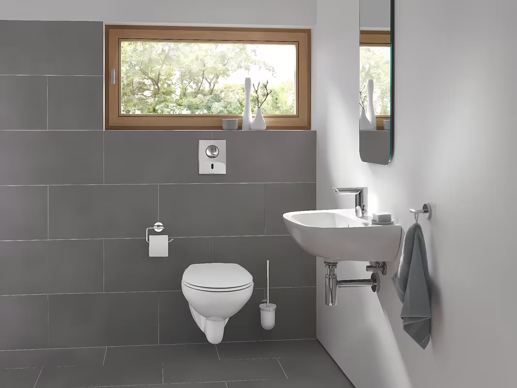 Biała DESKA sedesowa Grohe Bau Ceramic z duroplastu z szybkim wypinaniem i zawiasami ze stali nierdzewnej