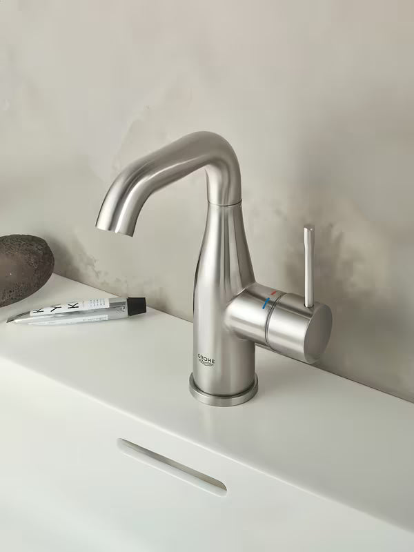 Umywalkowa jednouchwytowa bateria Grohe Essence New z odpływem w wykończeniu supersteel.