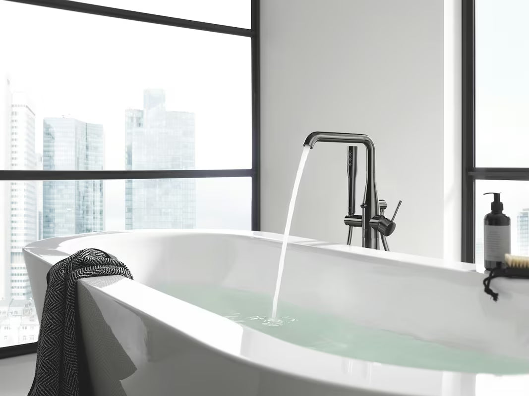 Podłogowa bateria wannowa Grohe Essence New z rączką prysznicową w wykończeniu brushed hard graphite.