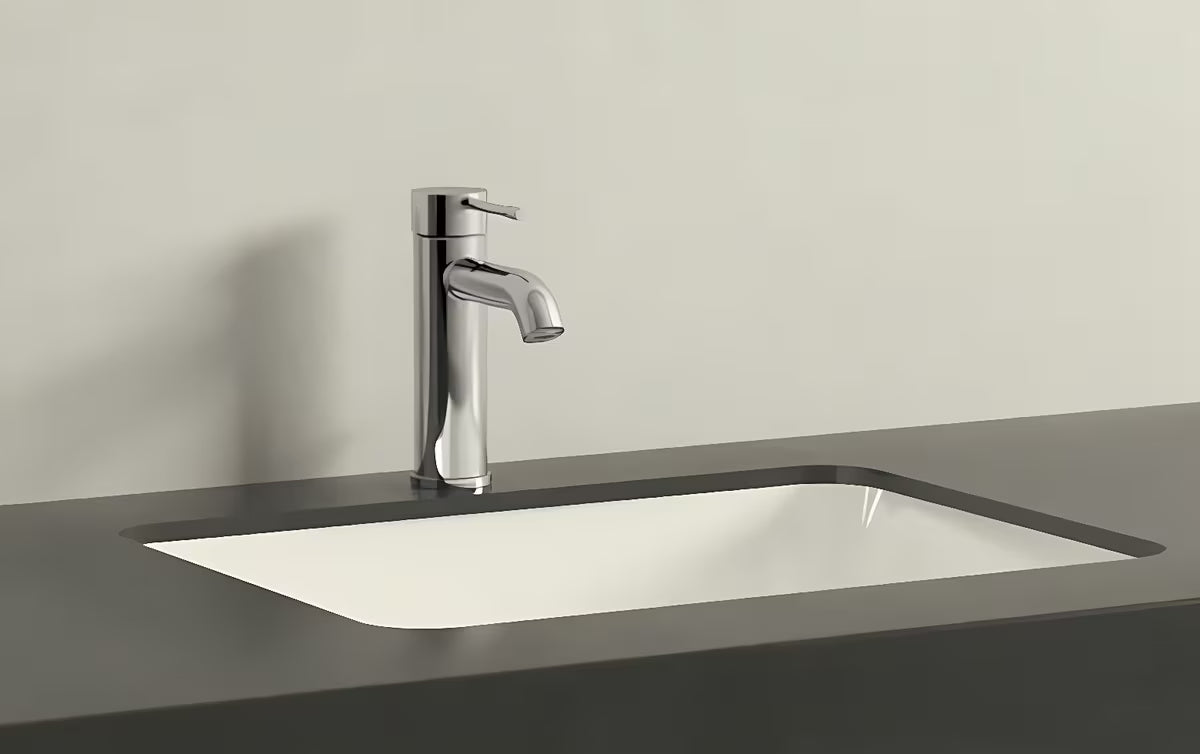 Chromowana jednouchwytowa bateria umywalkowa Grohe Essence New z zestawem odpływowym i zakrzywioną wylewką.