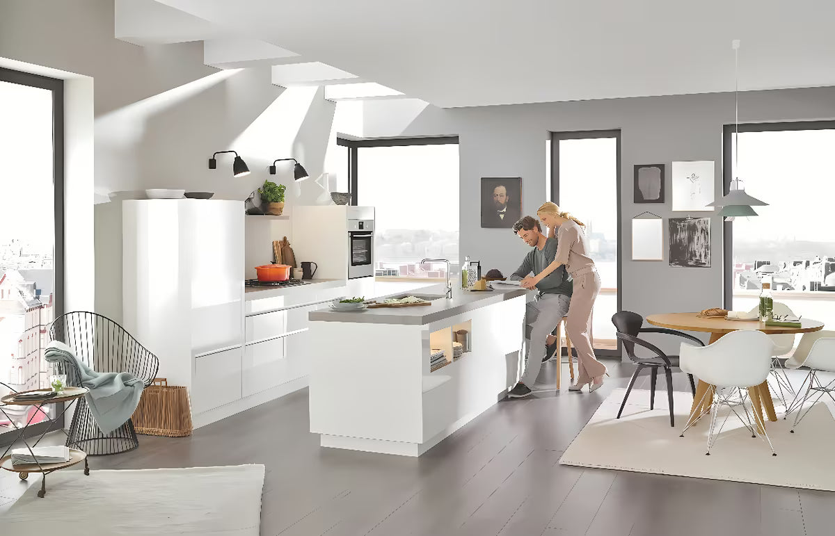 Bateria kuchenna zlewozmywakowa Grohe Essence New z wysoką obrotową wylewką w wykończeniu supersteel.