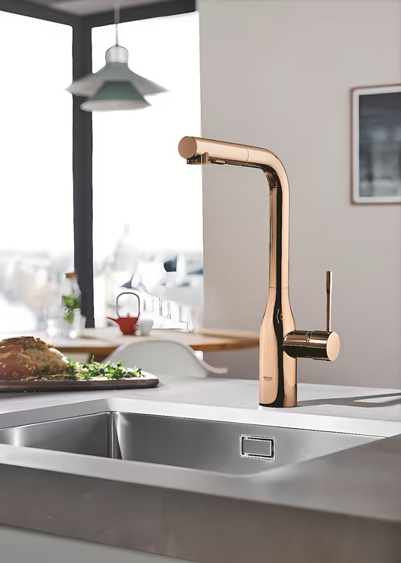 Bateria zlewozmywakowa Grohe Essence New z wysoką obrotową wylewką i wyciąganą wylewką natryskową w kolorze warm sunset.
