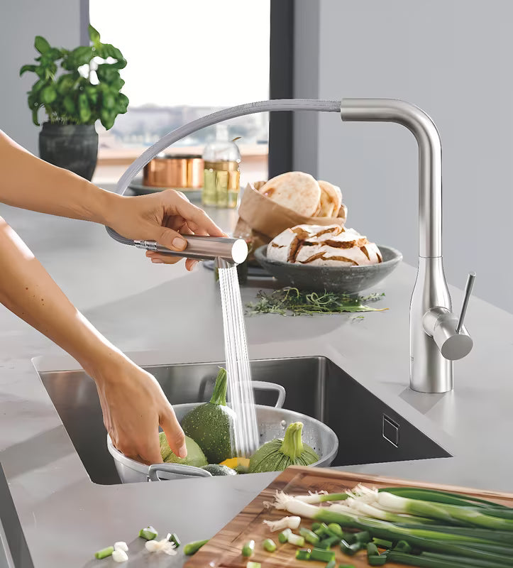 Grohe Essence New bateria zlewozmywakowa z wysoką obrotową wylewką i wyciąganą wylewką w wykończeniu supersteel.