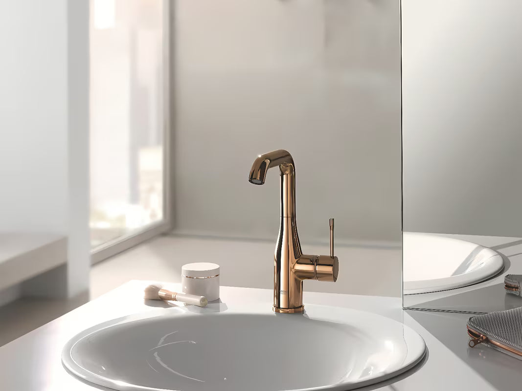 Wysoka jednouchwytowa bateria umywalkowa Grohe Essence New w kolorze warm sunset z obrotową wylewką
