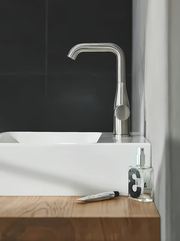 Wysoka jednouchwytowa bateria umywalkowa Grohe Essence New w wykończeniu supersteel z obrotową wylewką