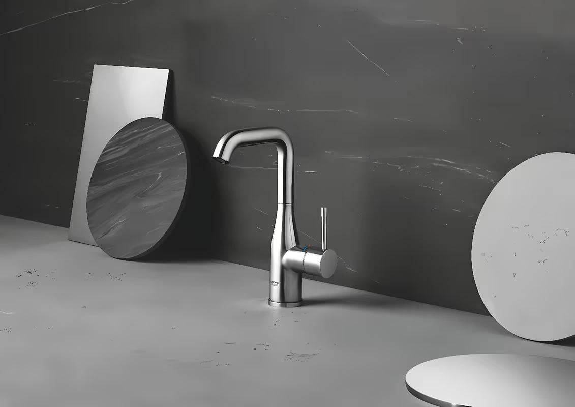 Wysoka jednouchwytowa bateria umywalkowa Grohe Essence New w wykończeniu supersteel z obrotową wylewką