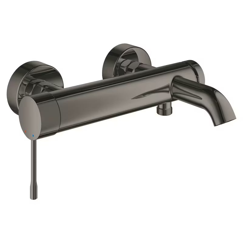 Ścienna bateria wannowa Grohe Essence New w wykończeniu Hard Graphite z dźwignią.