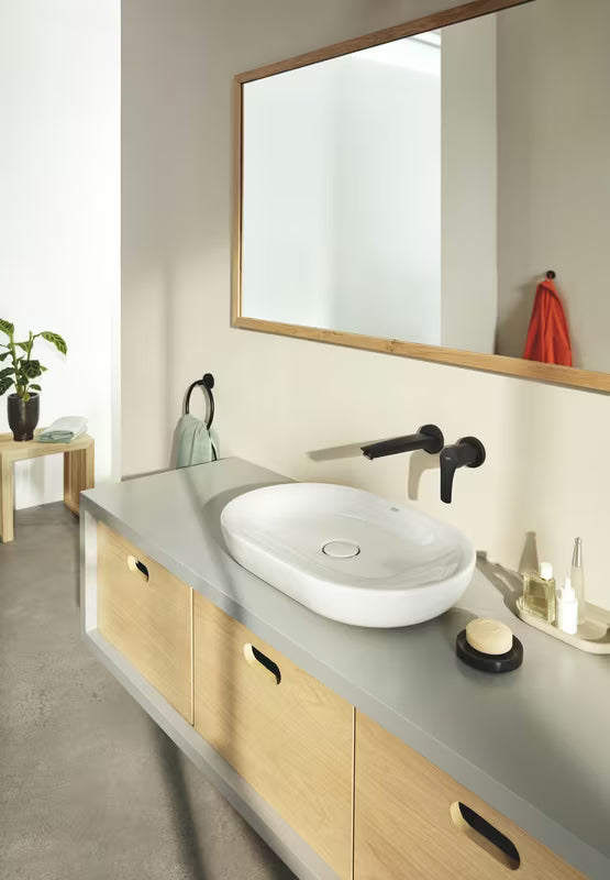 Metalowy uchwyt na ręczniki Grohe Essentials w matowoczarnym wykończeniu z ukrytym mocowaniem