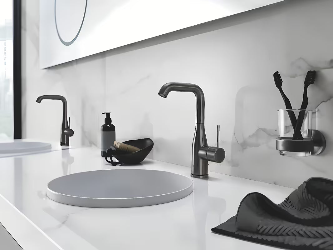 Uchwyt Grohe Essentials pro na mydelniczkę lub szklankę, z ukrytym mocowaniem.