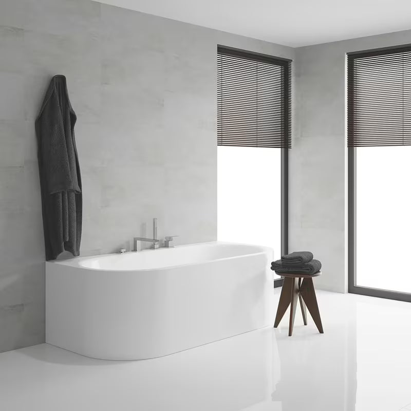 Chromowana bateria wannowa Grohe Eurocube z zestawem prysznicowym i słuchawką prysznicową Euphoria Cube+.