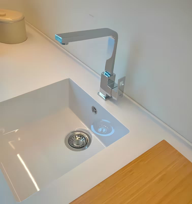 Chromowana bateria zlewozmywakowa Grohe Eurocube z wysoką obrotową wylewką o kwadratowym designie.