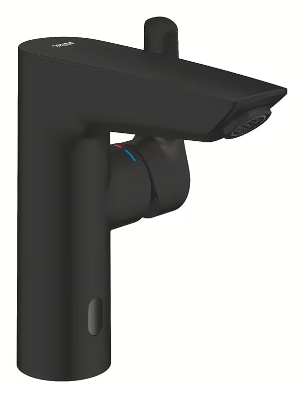 Matowoczarna bateria umywalkowa Grohe Eurosmart z czujnikiem bezdotykowym i dźwignią manualną