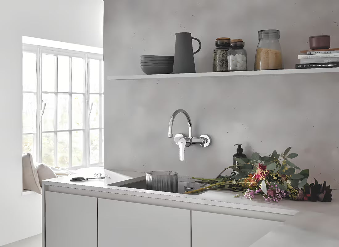 Grohe Eurosmart New jednouchwytowa ścienna bateria zlewozmywakowa w wykończeniu chrom z obrotowym ramieniem.