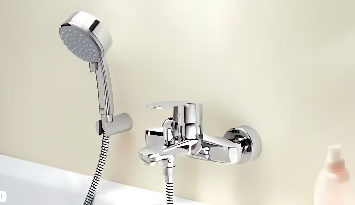 Chromowana ścienna bateria wannowa Grohe Eurostyle Cosmopolitan z dźwignią i przełącznikiem wanna/prysznic.