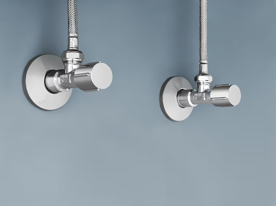 Zawór kątowy Grohe w wykończeniu chrome z metalową rozetą i ergonomicznym metalowym uchwytem.