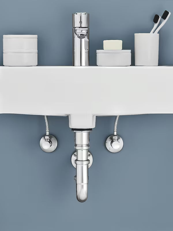 Zawór kątowy Grohe w wykończeniu chrome z metalową rozetą i ergonomicznym metalowym uchwytem.
