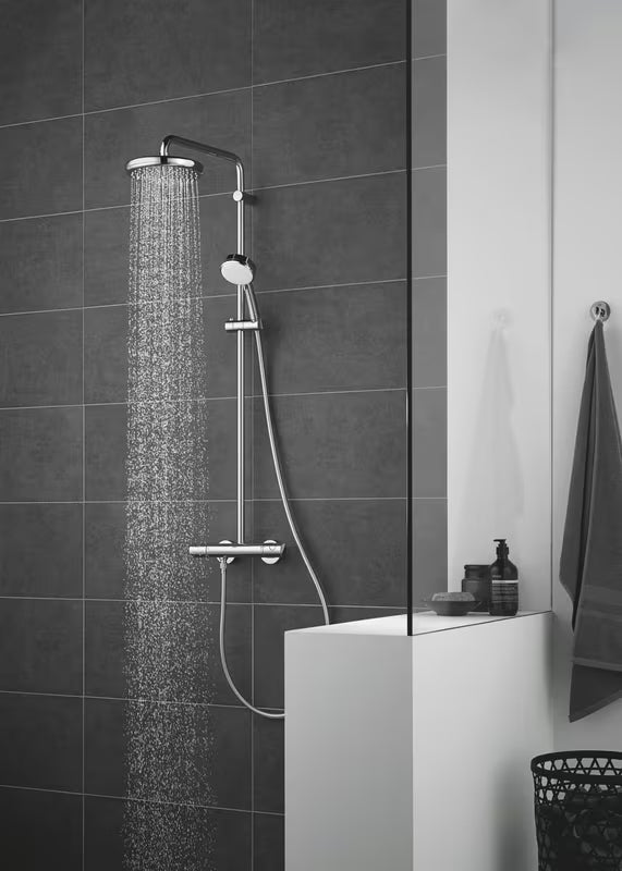 Chromowana deszczownica Grohe New Tempesta 210 ze strumieniem Rain oraz technologiami DreamSpray i SpeedClean.