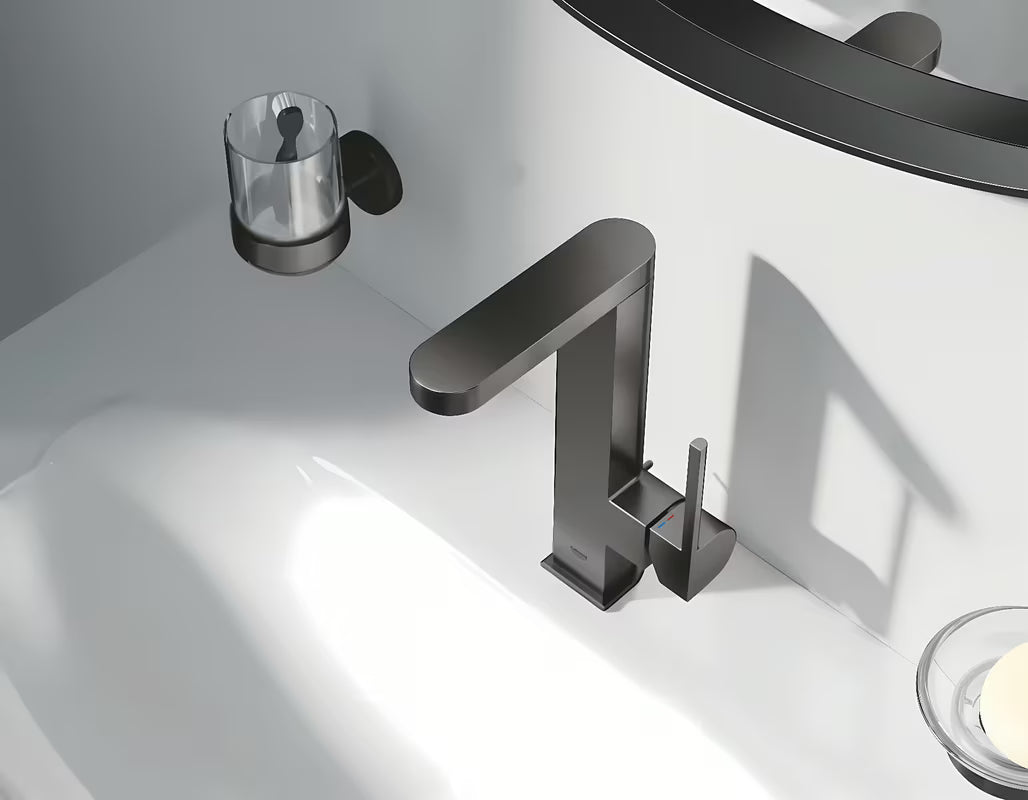 Wysoka bateria umywalkowa Grohe Plus z wyciąganą wylewką w wykończeniu szczotkowany Hard Graphite.