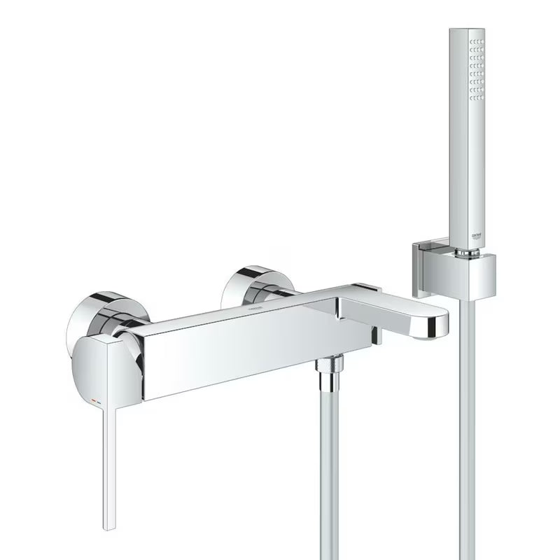 Chromowana ścienna bateria wannowa Grohe Plus z zestawem prysznicowym z dźwignią.