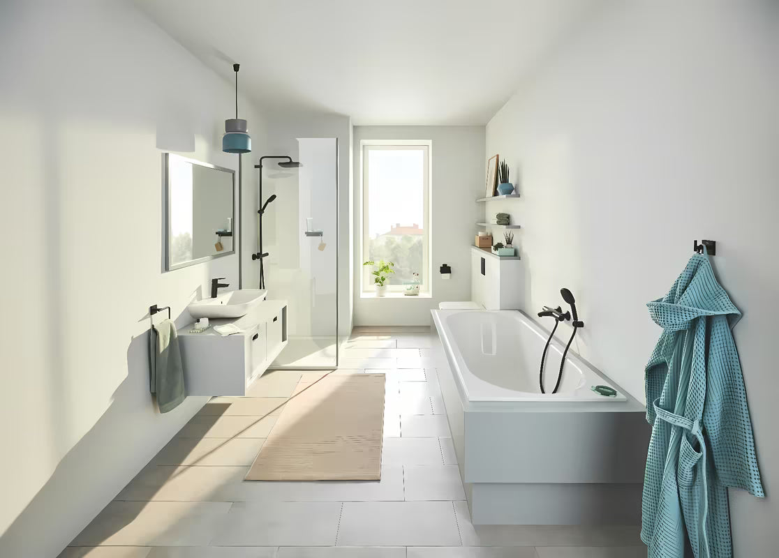 Zestaw prysznicowy Grohe Vitalio Comfort 110 w matowej czerni ze słuchawką prysznicową, wężem 1750 mm i uchwytem ściennym.
