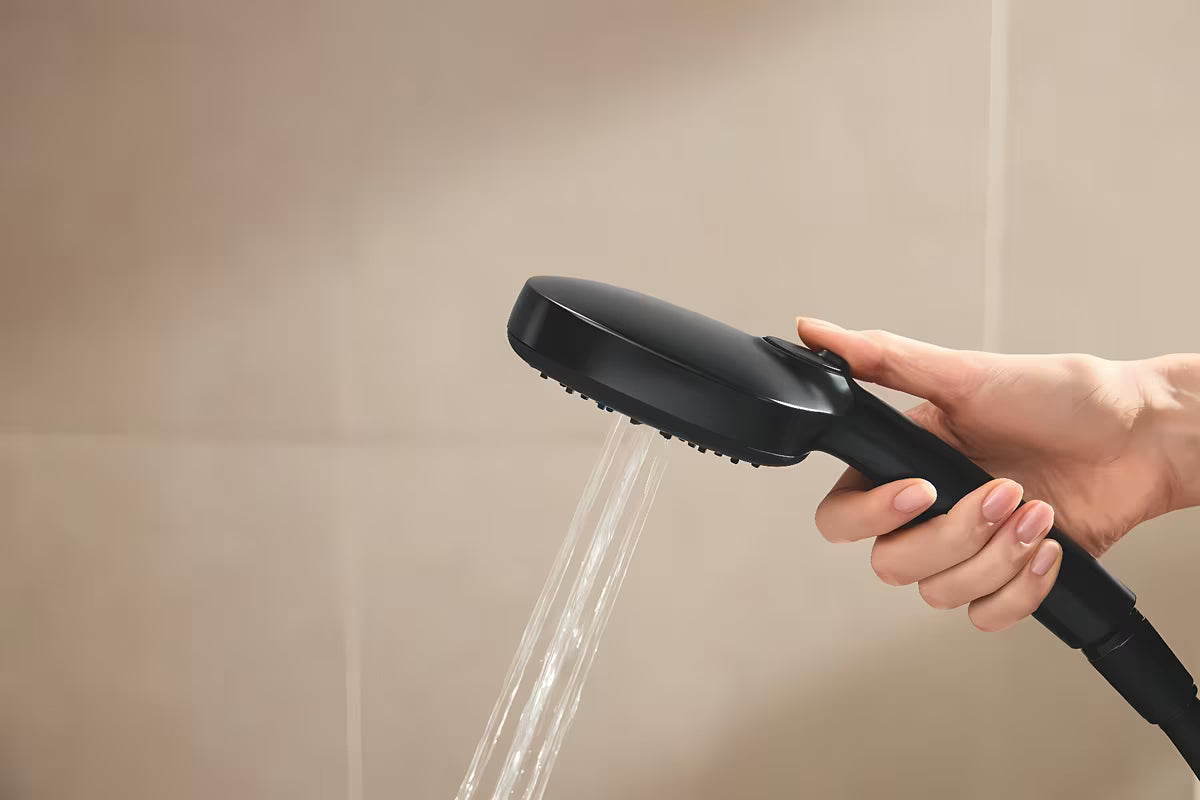 Matowo czarny system prysznicowy Grohe Vitalio Comfort 250 z baterią termostatyczną, z deszczownicą i słuchawką prysznicową