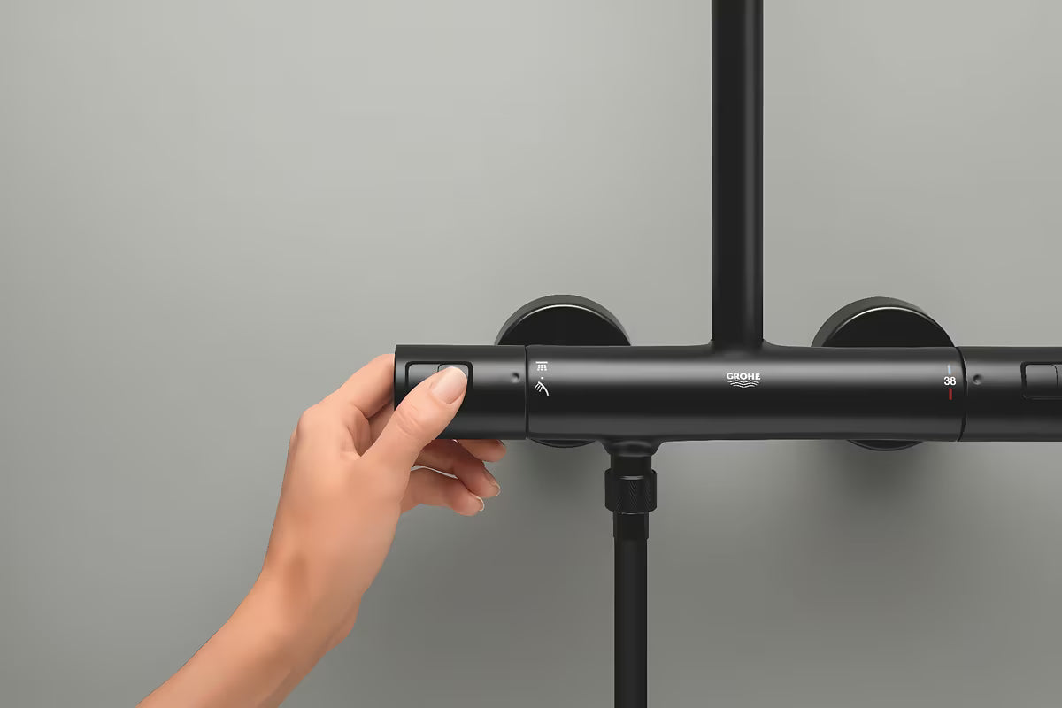 Matowo czarny system prysznicowy Grohe Vitalio Comfort 250 z baterią termostatyczną, z deszczownicą i słuchawką prysznicową