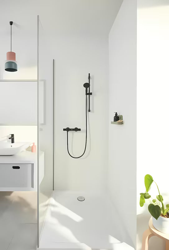 Drążek prysznicowy Grohe Vitalio Universal w matowej czerni z przesuwnym i obrotowym uchwytem słuchawki prysznice.