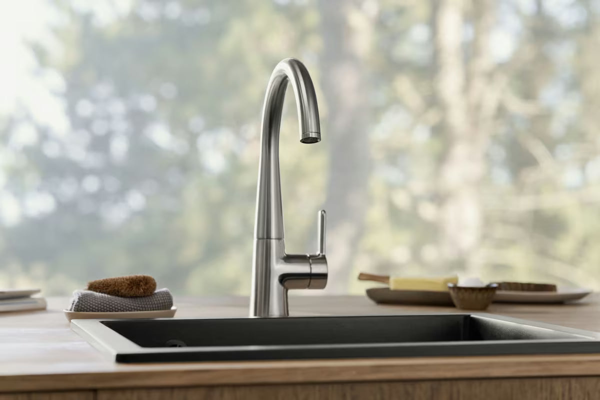 Hansa Designo jednouchwytowa stojąca bateria zlewozmywakowa z obrotowym ramieniem w wykończeniu szczotkowana stal