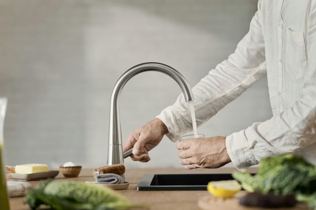 Hansa Designo jednouchwytowa stojąca bateria zlewozmywakowa z obrotowym ramieniem w wykończeniu szczotkowana stal