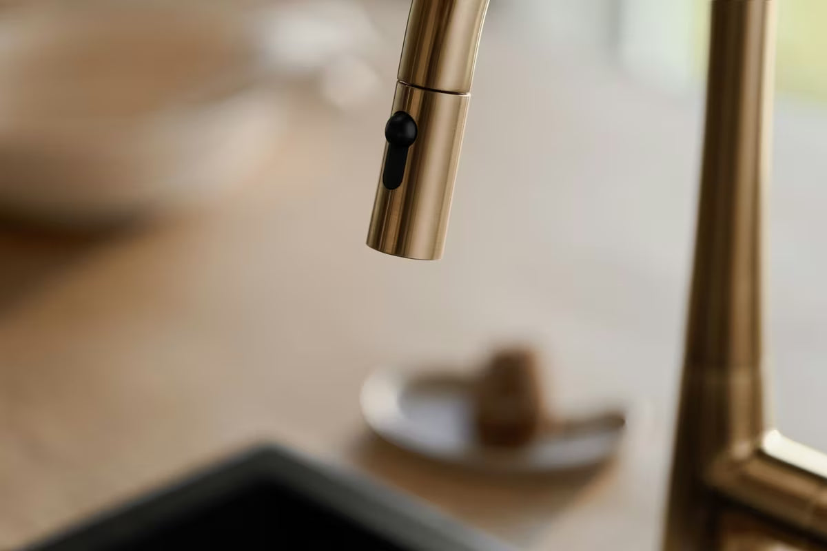 Bateria zlewozmywakowa Hansa Designo z wyciąganą wylewką w wykończeniu szczotkowany brąz