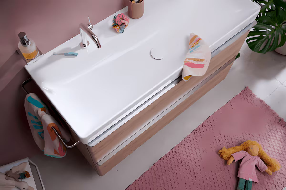 Chromowany ścienny dozownik mydła w płynie hansgrohe addstoris ze szklanym pojemnikiem i metalowym uchwytem.
