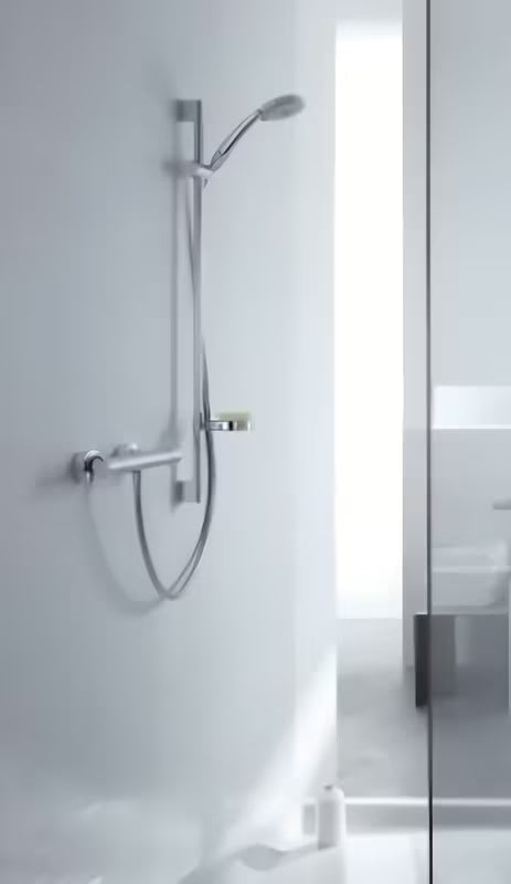 Zestaw prysznicowy Hansgrohe Croma 100 Vario w wykończeniu chrome ze słuchawką prysznicową, drążkiem, wężem i mydelniczką.