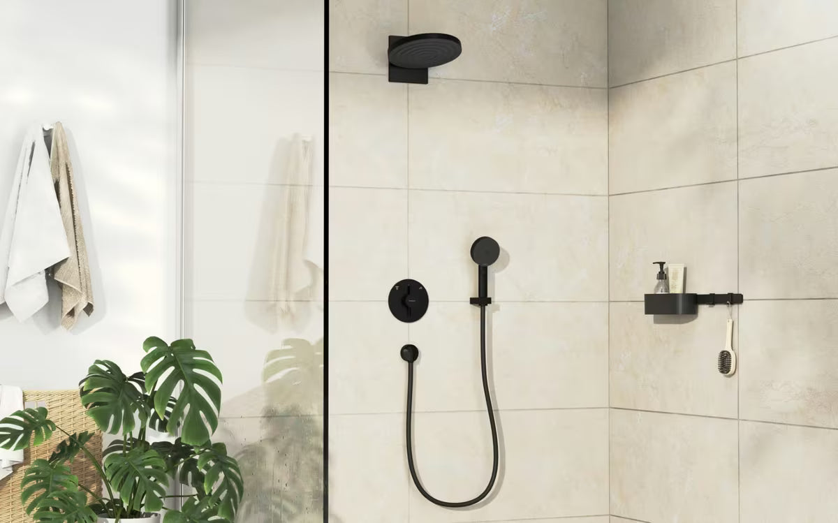 Podtynkowa bateria prysznicowa Hansgrohe duoturn S w matowej czerni pro do sterowania dwoma odbiornikami.