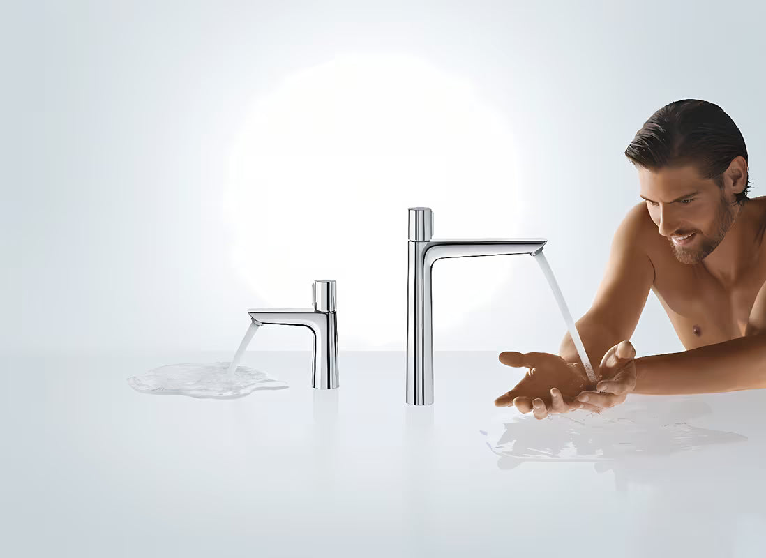 Chromowana bateria umywalkowa Hansgrohe Talis Select E z przyciskiem Select o nowoczesnym, kanciastym wzornictwie.