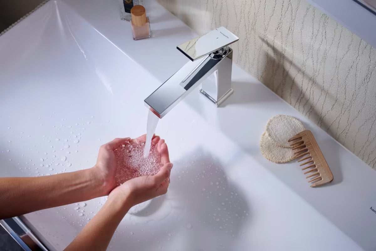 Chromowa jednouchwytowa bateria umywalkowa Hansgrohe Tecturis E 110 z technologią EcoSmart+ i AirPower