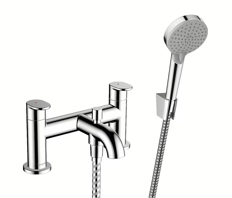 Chromowana bateria wannowa na brzeg wanny Hansgrohe Vernis Blend z zestawem prysznicowym i prysznicem ręcznym.