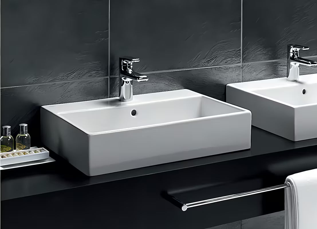 Biała ceramiczna umywalka wisząca Ideal Standard Strada 71x42 cm z otworem pro baterię pośrodku.