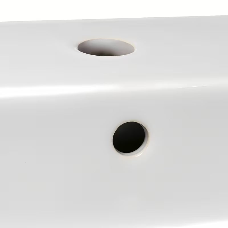 Ceramiczna umywalka wisząca Ideal Standard Strada 70x42 cm w kolorze białym z otworem pro na baterię pośrodku.