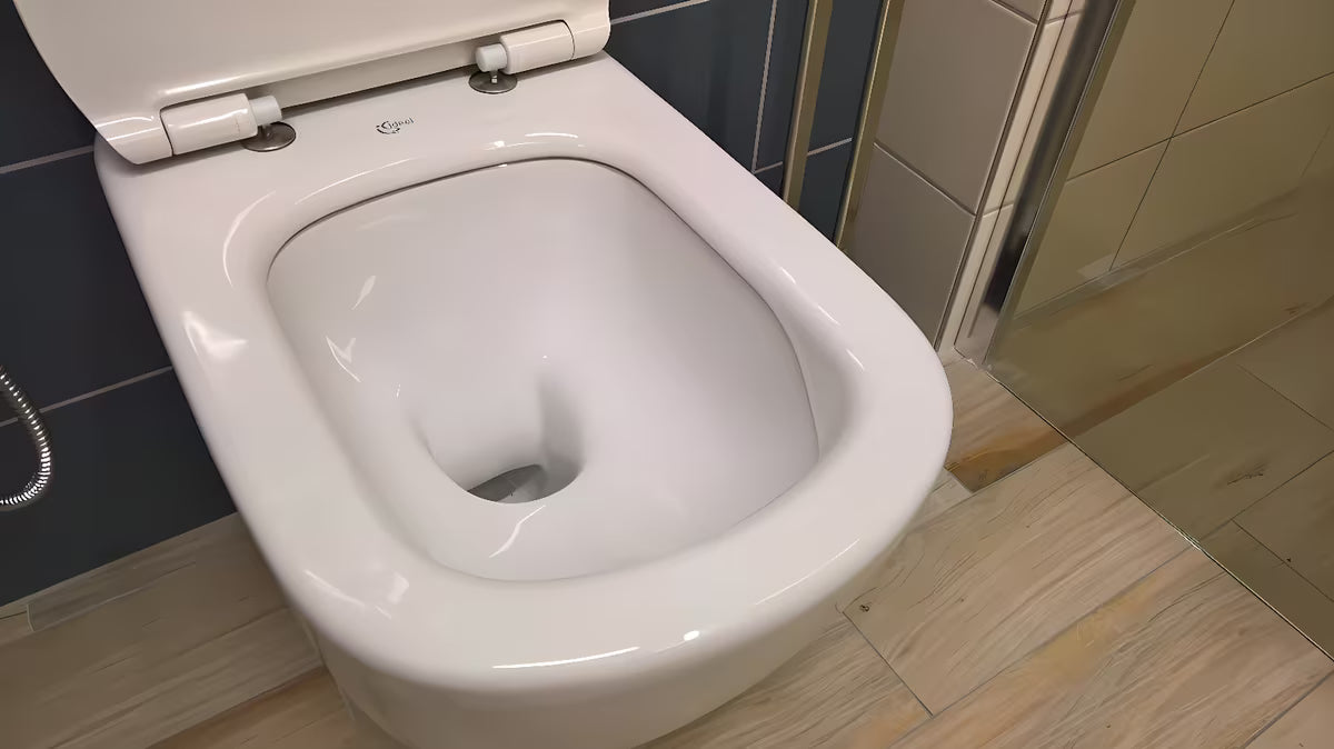 Białe miska WC wisząca Ideal Standard Tesi z technologią AquaBlade i deską soft Close