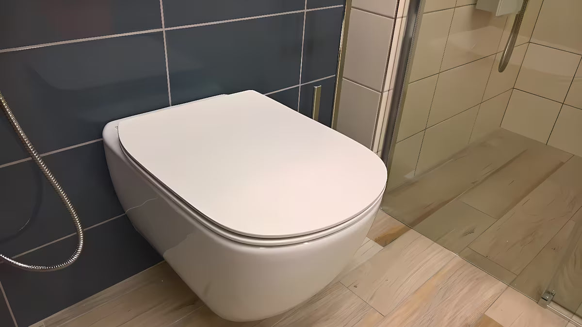 Białe miska WC wisząca Ideal Standard Tesi z technologią AquaBlade i deską soft Close
