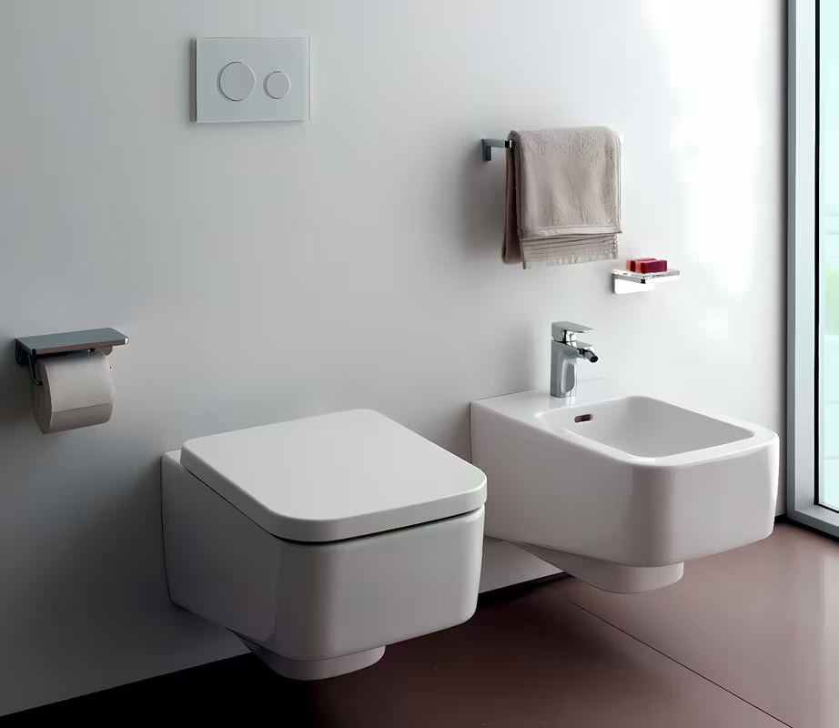 Biała DESKA sedesowa Laufen Pro z duroplastu z pokrywą i technologią soft Close pro wolnego opadania.