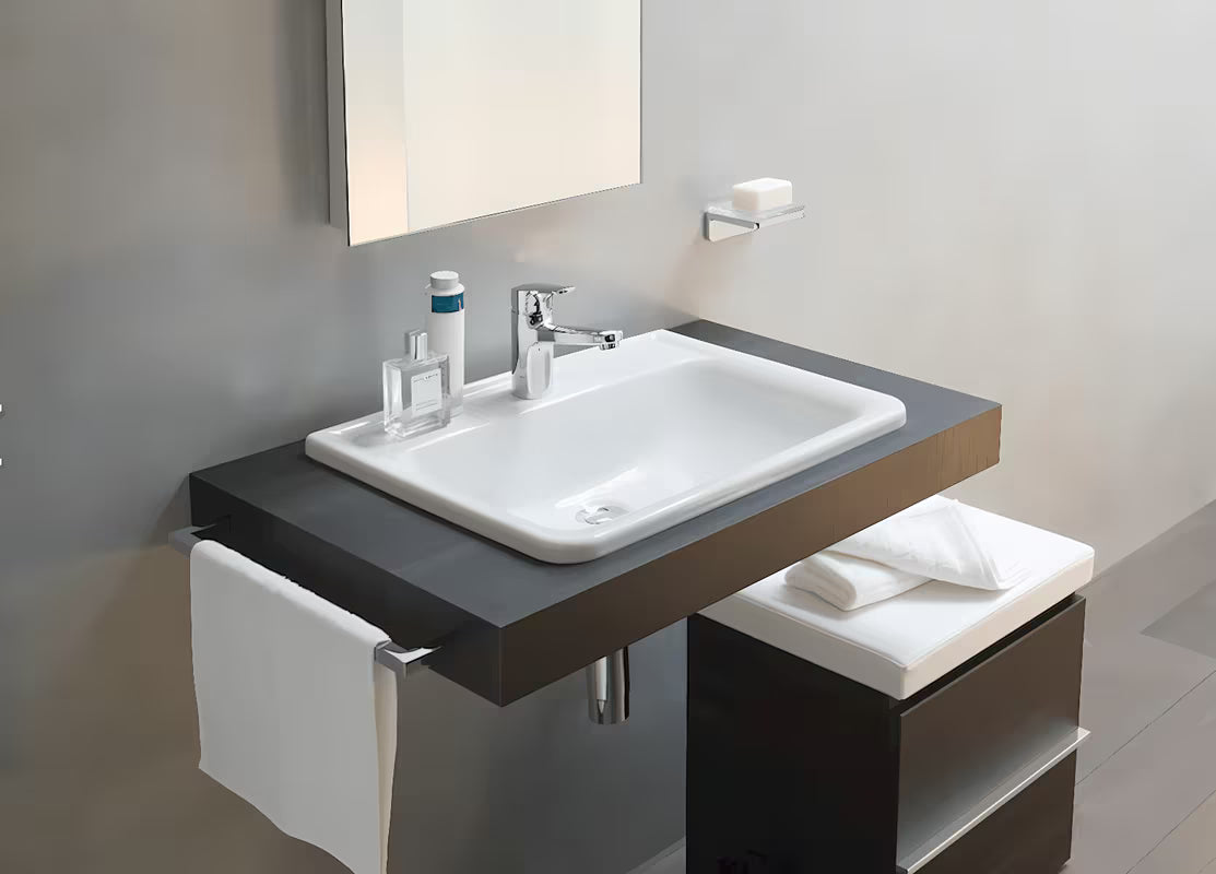 Wpuszczane ceramiczna umywalka Laufen Pro S 56x44 cm w kolorze białym, z otworem pro na baterię pośrodku