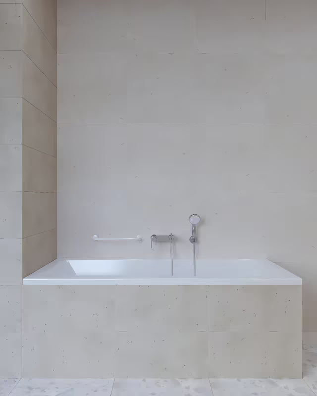 Biały ścienny metalowy uchwyt SIKO Multi do łazienki pro dla bezpieczniejszego poruszania się i łatwiejszego wstawania.