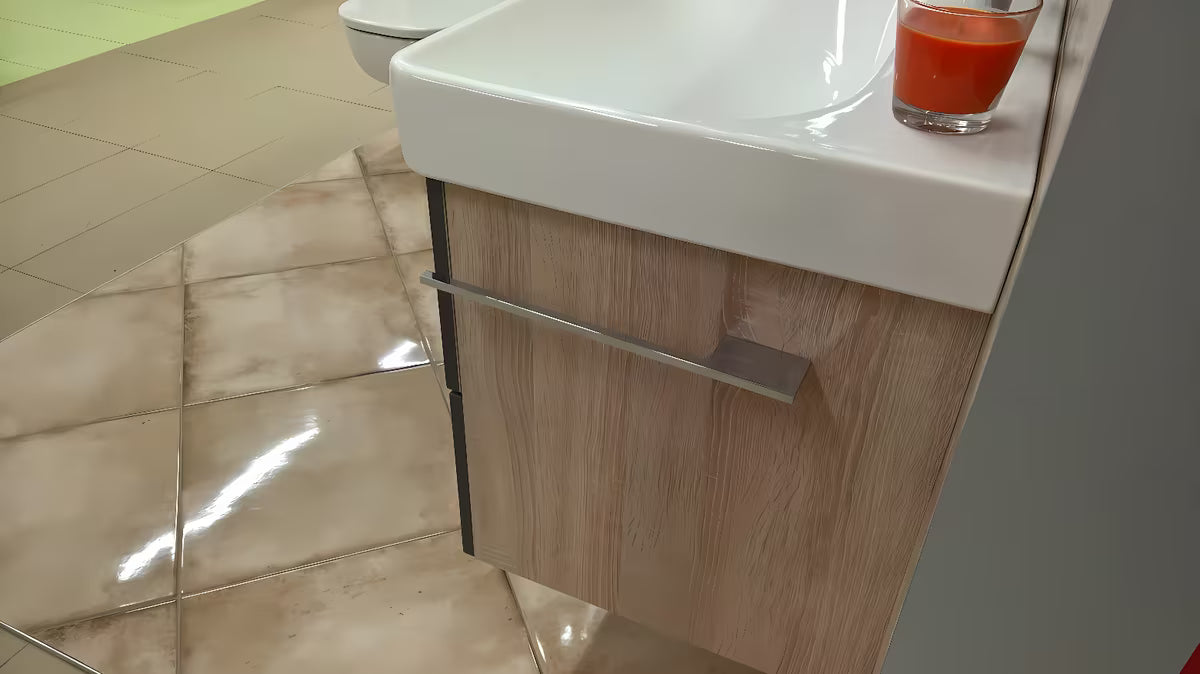 Uniwersalny uchwyt na ręczniki Naturel Chrome pro montaż na śruby z boku szafki łazienkowe.