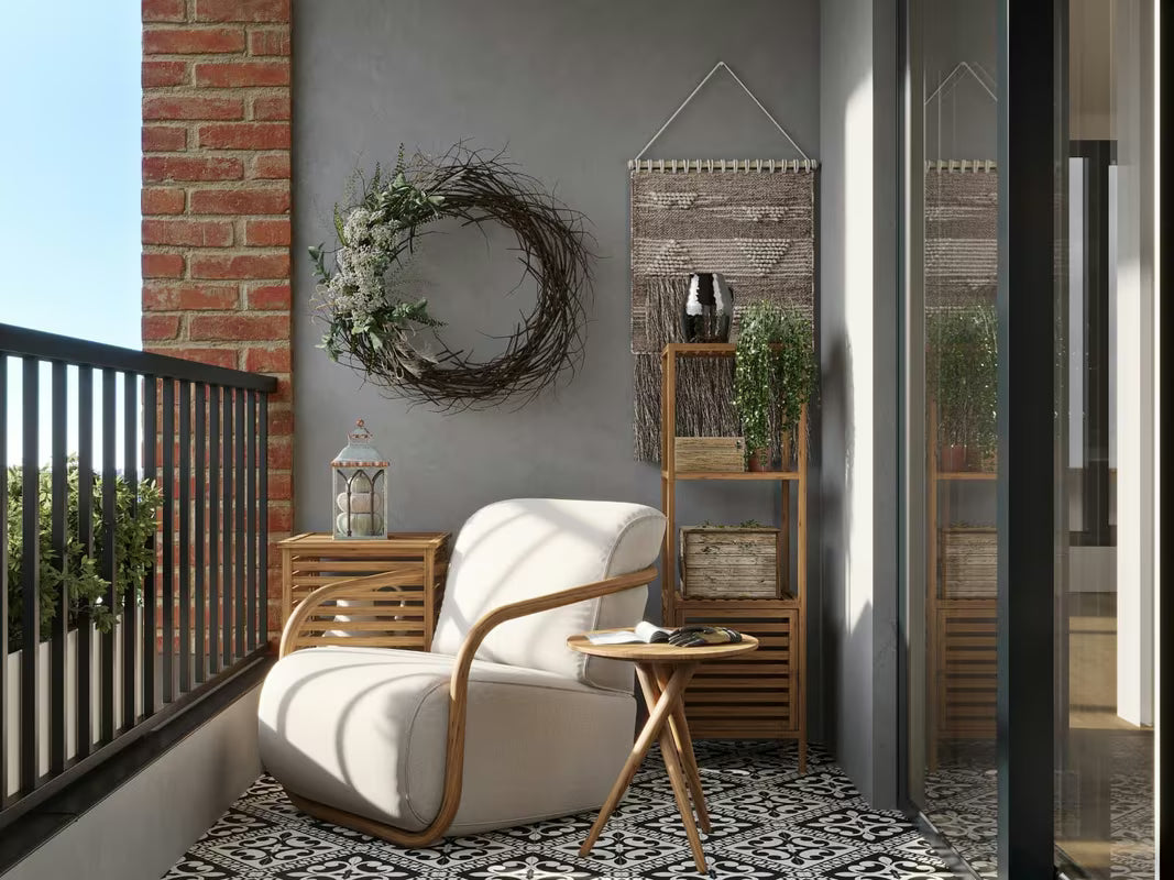 Stojący regał Naturel Home w dekorze orzecha, z matową powierzchnią z litego drewna.