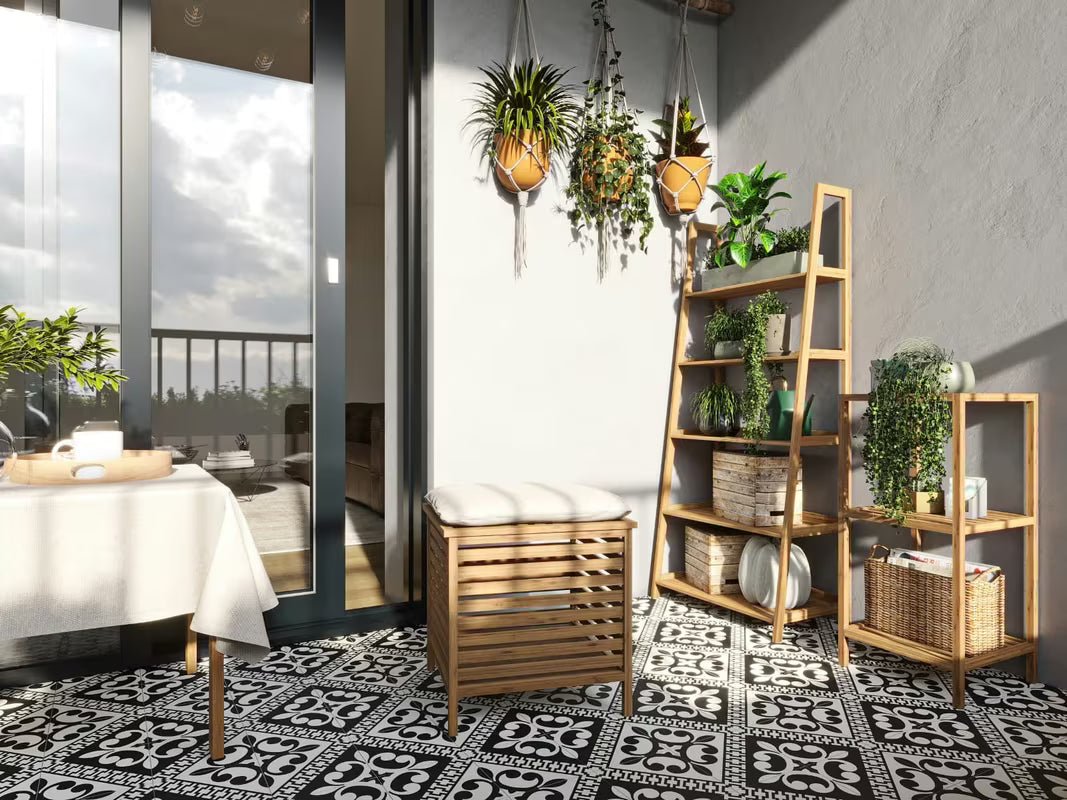 Stojący taboret Naturel Home w dekorze orzecha, z matową olejowaną powierzchnią i tekstylnym siedziskiem.